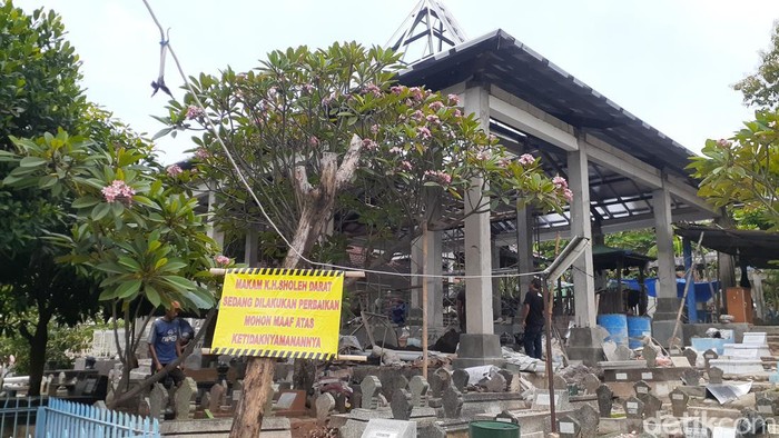 Makam KH Sholeh Darat  yang tengah direnovasi dikunjungi sejumlah peziarah, di TPU Bergota, Semarang, Jumat (13/11/2022).