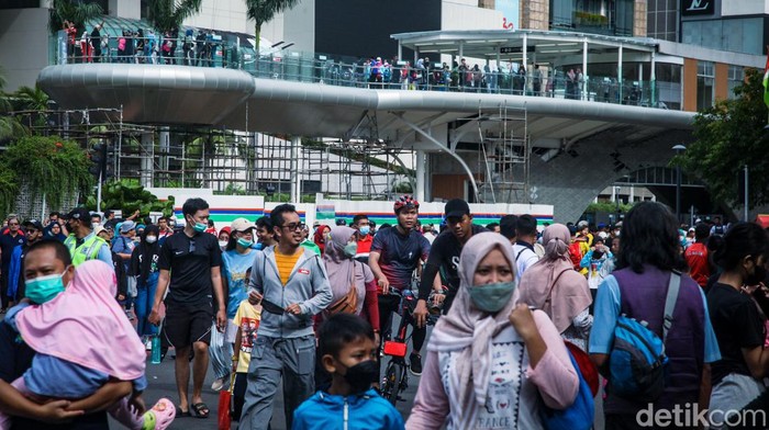 Masyarakat tumpah ruah beraktivitas di CFD Jakarta sepanjang Jalan Sudirman-Thamrin. Kegiatan CFD Jakarta tetap digelar di tengah naiknya kasus COVID-19.