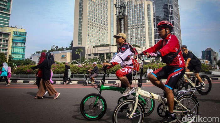 Masyarakat tumpah ruah beraktivitas di CFD Jakarta sepanjang Jalan Sudirman-Thamrin. Kegiatan CFD Jakarta tetap digelar di tengah naiknya kasus COVID-19.