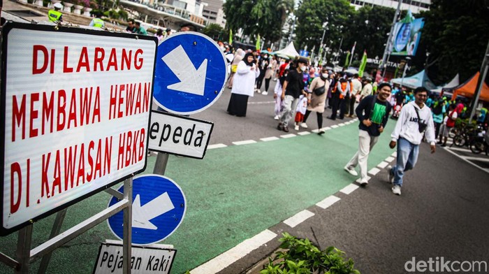 Masyarakat tumpah ruah beraktivitas di CFD Jakarta sepanjang Jalan Sudirman-Thamrin. Kegiatan CFD Jakarta tetap digelar di tengah naiknya kasus COVID-19.