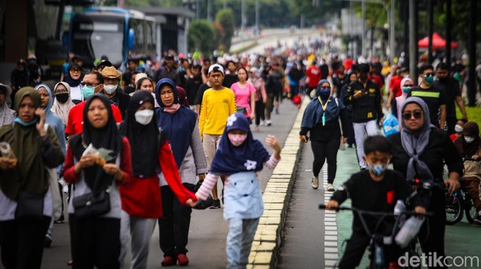 Masyarakat tumpah ruah beraktivitas di CFD Jakarta sepanjang Jalan Sudirman-Thamrin. Kegiatan CFD Jakarta tetap digelar di tengah naiknya kasus COVID-19.
