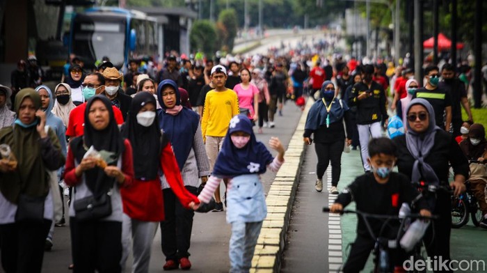 Melihat Keramaian CFD Jakarta di Tengah Naiknya Kasus COVID-19 Masyarakat tumpah ruah beraktivitas di CFD Jakarta sepanjang Jalan Sudirman-Thamrin. Kegiatan CFD Jakarta tetap digelar di tengah naiknya kasus COVID-19.