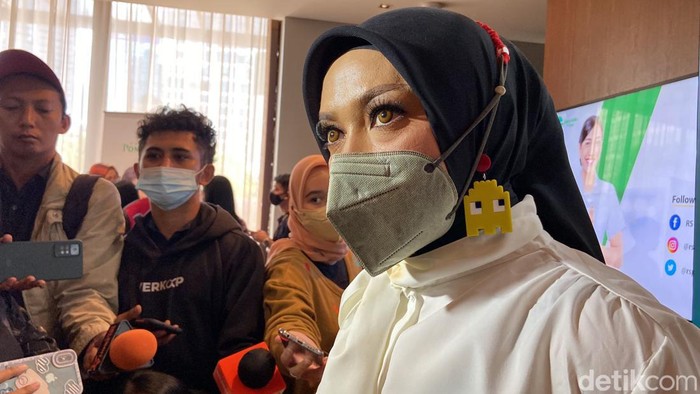 Operasi ini dilakukan dengan cara pemotongan lambung kurang lebih sebanyak 85 persen, sehingga ukuran lambung menjadi lebih kecil dan porsi asupan makan menjadi lebih sedikit. Ia bersyukur dahulu bobot tubuhnya mencapai 87 kg, kini menjadi 64 kg.