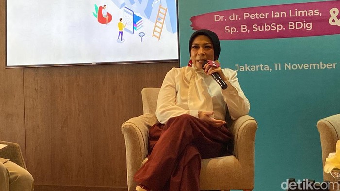 Dirinya mengungkapkan bahwa pasca operasi, ia merasa seperti lahir baru lantaran berhasil menerapkan pola hidup sehat. Lebih lanjut, Melly menghindari tidur larut malam dan melakukan olahraga treadmill setidaknya 30 menit.