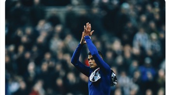 Akun Chelsea berusaha menghibur para fans. Menang bersama, imbang bersama, kalah bersama. Foto: Twitter