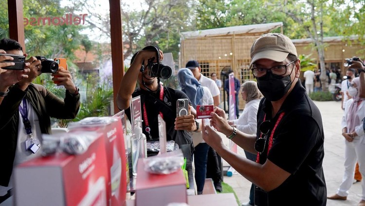 Komisaris Utama Telkomsel Wishnutama Kusubandio bersama Direktur Utama Telkomsel Hendri Mulya Syam mengecek kesiapan booth Telkomsel di Bali Collection, Kawasan ITDC Nusadua Bali, Sabtu (12/11).