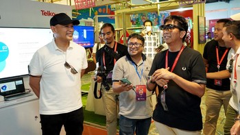 Direktur Utama Telkomsel Hendri Mulya Syam (tengah) bersama Komisaris Telkomsel Yose Rizal (kiri) saat mencoba fitur Holographic Communication yang tersedia di booth Telkomsel Technology Demo di Bali Collection, Kawasan ITDC Nusadua Bali. Telkomsel berkomitmen untuk mengakselerasi perkembangan infrastruktur digital dan berperan sebagai digital transformation enabler melalui kehadiran jaringan 5G terbaik.