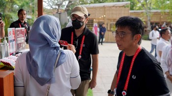 Komisaris Utama Telkomsel Wishnutama Kusubandio bersama Direktur Utama Telkomsel Hendri Mulya Syam mengecek kesiapan booth Telkomsel di Bali Collection, Kawasan ITDC Nusadua Bali, Sabtu (12/11).
