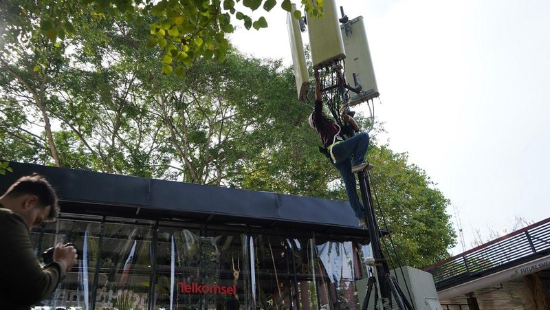 Komisaris Utama Telkomsel Wishnutama Kusubandio bersama Direktur Utama Telkomsel Hendri Mulya Syam mengecek kesiapan booth Telkomsel di Bali Collection, Kawasan ITDC Nusadua Bali, Sabtu (12/11).