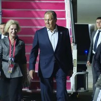 Pada waktu yang berdekatan, rombongan pemerintah Rusia tiba di Bali. Presiden Vladimir Putin berhalangan hadir sehingga diwakili oleh Menteri Luar Negeri Rusia Sergey Viktorovich Lavrov. (Foto: Kanavino/detikcom)