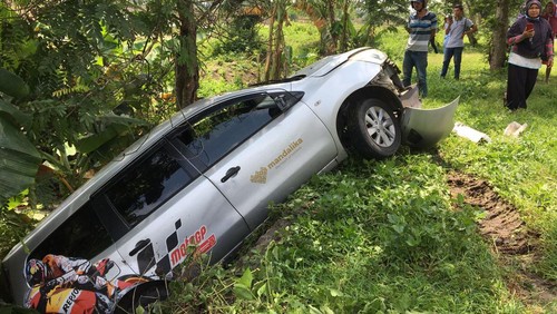 Mobil dinas Kesbangpol terperosok saat perjalanan menuju Sirkuit Mandalika, Lombok Tengah Minggu (13/11/2022).