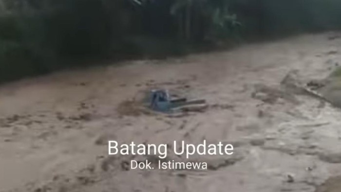 Mobil terseret arus Sungai Kalibela, Bawang, Batang, Sabtu (12/11/2022).
