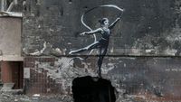 Mural Banksy Muncul Dari Reruntuhan Gedung Di Ukraina