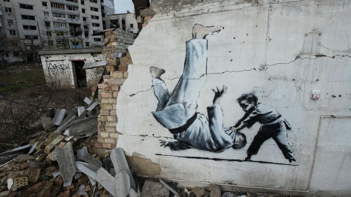 Mural Banksy Muncul dari Reruntuhan Gedung di Ukraina Seniman anonim asal Bristol, Inggris, Banksy kembali dengan karya muralnya yang bikin heboh. Kali ini muralnya mejeng diantara reruntuhan gedung di Ukraina.