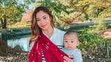Emak-emak Indonesia Banget! Gaya Kece Nikita Willy Gendong Anak Pakai Jarik