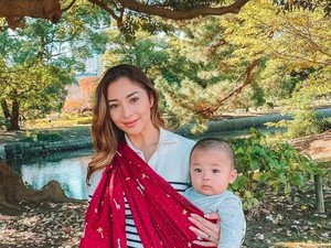 Emak-emak Indonesia Banget! Gaya Kece Nikita Willy Gendong Anak Pakai Jarik