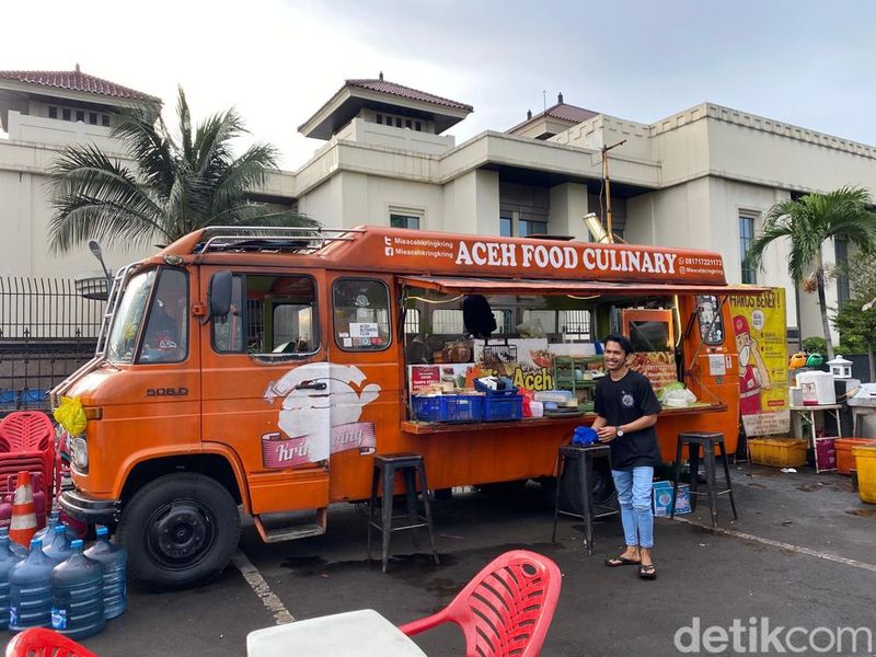 Nongkrong Seru Makan Mie Aceh hingga Roti Canai di Mobil Moko
