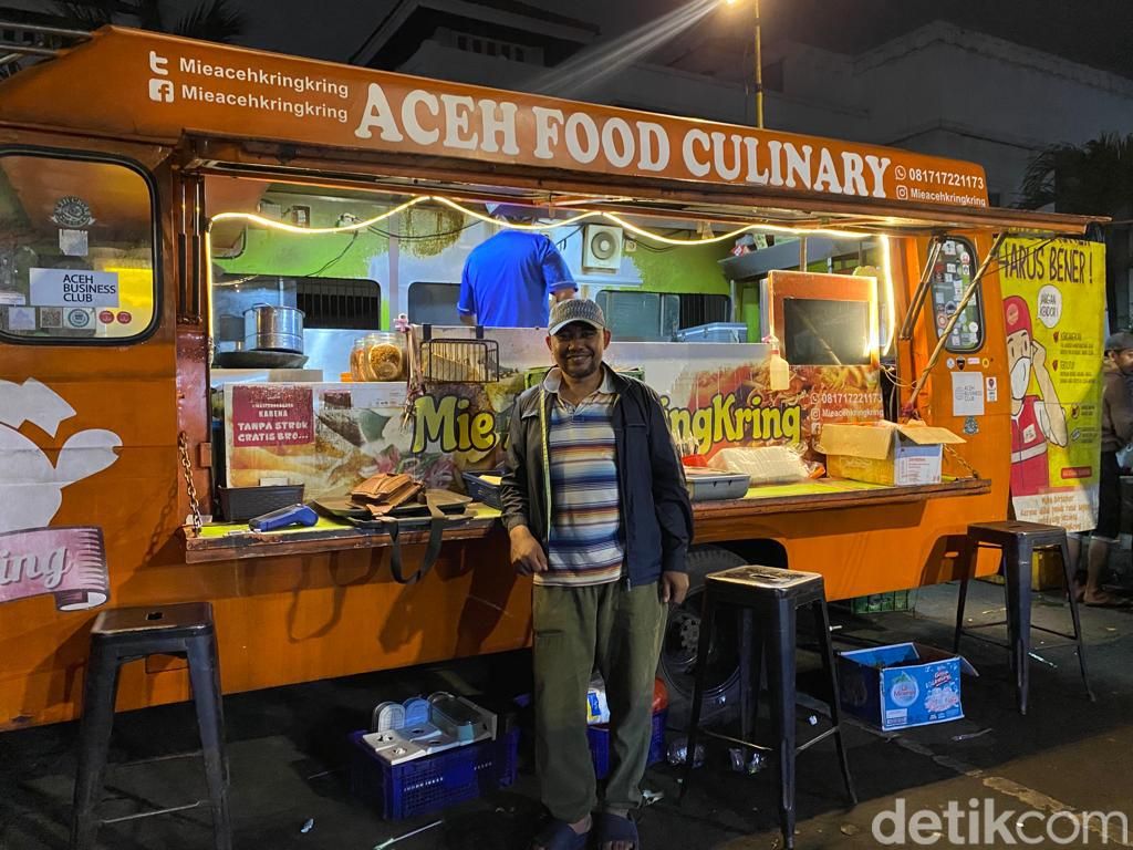 Nongkrong Seru Makan Mie Aceh hingga Roti Canai di Mobil Moko