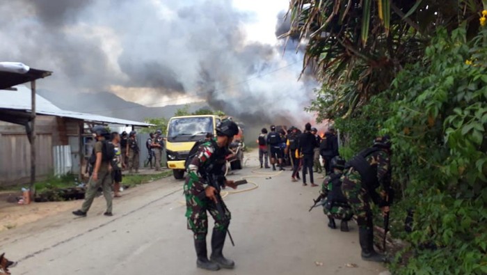 Anggota TNI melakukan pengamanan saat kerusuhan di Kabupaten Dogiyai, Papua Tengah.