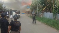 Massa juga mendatangi Polres dan hendak melakukan penyerangan karena sopir truk diamankan polisi. Sopir truk tersebut bahkan sempat dibacok massa.(Pool)