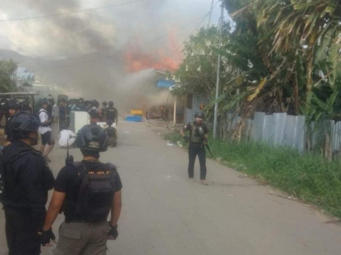Polisi berjaga saat kerusuhan di Kabupaten Dogiyai, Papua Tengah usai usai seorang balita Noldi Goo (5) tewas dilindas truk.
