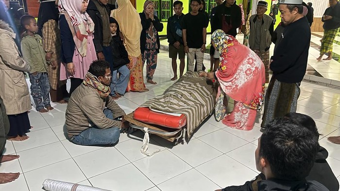 Polisi mengevakuasi 6 korban kerusuhan di Kabupaten Dogiyai, Papua Tengah. Seorang korban di antaranya ditemukan tewas dalam keadaan terkubur secara tidak layak.