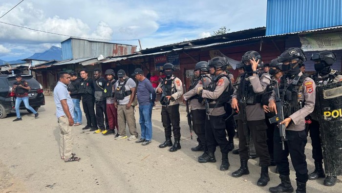 Polisi meningkatkan pengamanan imbas kerusuhan di Kabupaten Dogiyai, Papua Tengah. Sebanyak 2 Satuan Setingkat Peleton (SST) personil Polri dikirim ke lokasi kerusuhan.
