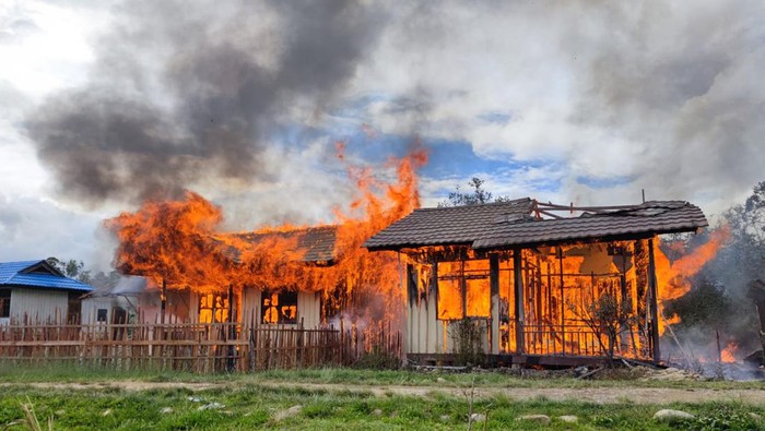 Sebanyak 3 rumah dinas guru SMK Negeri 1 Oksibil di Distrik Oksibil, Kabupaten Pegunungan Bintang, Papua ludes terbakar.