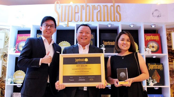 Pemanas Air Tenaga Surya Ini Diganjar Penghargaan Alat pemanas air tenaga matahari yang sempat viral mengusung teknologi tabung vacuum ini diganjar penghargaan bergengsi. Ini buktinya.