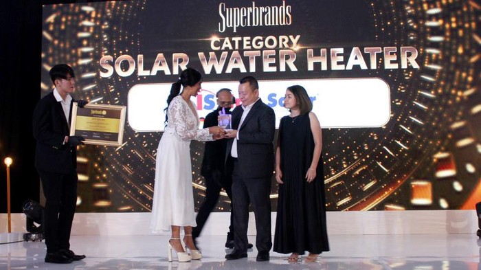 Pemanas Air Tenaga Surya Ini Diganjar Penghargaan Alat pemanas air tenaga matahari yang sempat viral mengusung teknologi tabung vacuum ini diganjar penghargaan bergengsi. Ini buktinya.