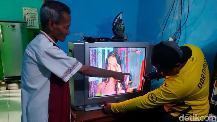 Pembagian set top box di Kota Pasuruan