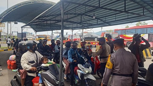 Petugas gabungan saat melakukan pemeriksaan terhadap para pelaku perjalanan di pintu masuk Pelabuhan Gilimanuk, Jembrana, Bali, Minggu (13/.11/2023)