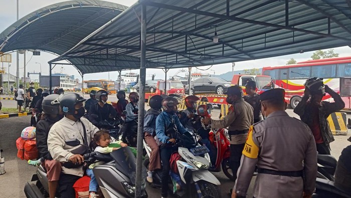 Petugas gabungan saat melakukan pemeriksaan terhadap para pelaku perjalanan di pintu masuk Pelabuhan Gilimanuk, Jembrana, Bali, Minggu (13/.11/2023)
