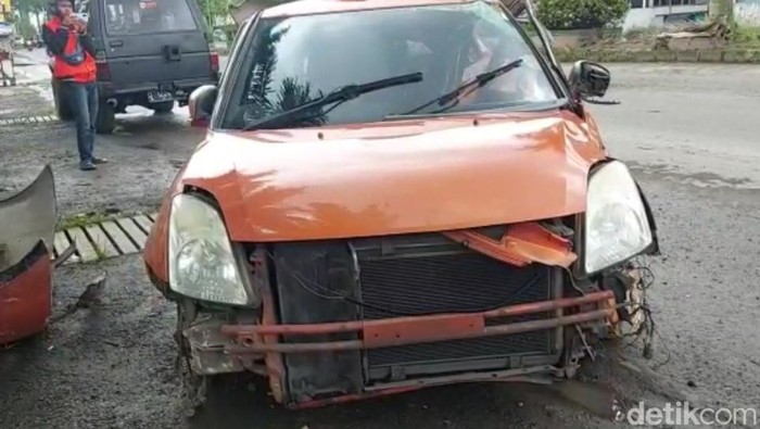 Penampakan mobil di Tasikmalaya yang terpental 40 meter akibat ditabrak kereta