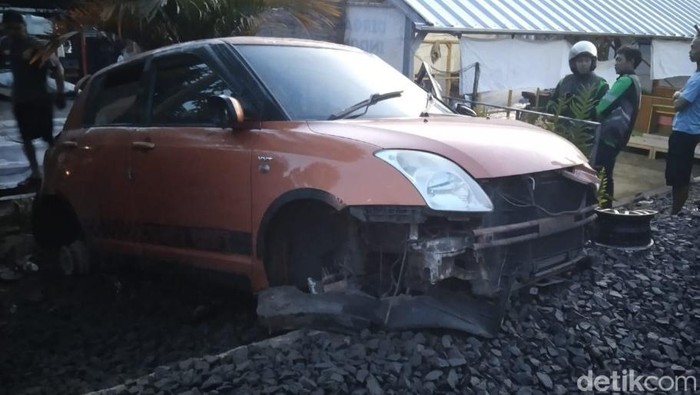 Penampakan mobil di Tasikmalaya yang terpental 40 meter akibat ditabrak kereta