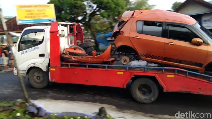 Penampakan mobil di Tasikmalaya yang terpental 40 meter akibat ditabrak kereta
