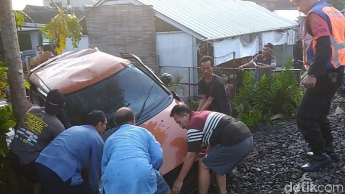 Penampakan mobil di Tasikmalaya yang terpental 40 meter akibat ditabrak kereta Penampakan mobil di Tasikmalaya yang terpental 40 meter akibat ditabrak kereta