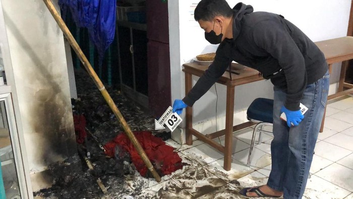 Penampakan Sekretariat KNPI Toraja Utara yang diduga dibakar OTK.