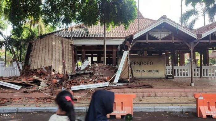 pendopo gresik ambruk