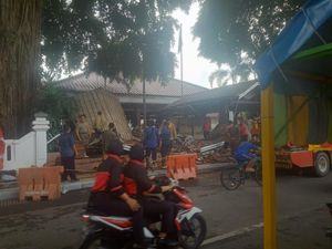 Atap Pendopo Pemkab Gresik Ambruk karena Kayu Lapuk