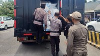 Selain orang,  pengguna jasa transportasi laut seperti kendaraan barang yang hendak masuk Pulau Bali melalui Pelabuhan Gilimanuk juga diperiksa. (Foto: I Putu Adi Budiastrawan)