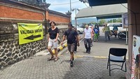 Para pelaku perjalanan selain menunjukkan identitas diri, mereka juga diwajibkan mengantongi vaksinasi booster COVID 19. (Foto: I Putu Adi Budiastrawan)
