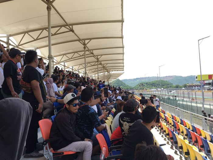 Suasana tribun Zona A depan garis start penonton WSBK Mandalika sesak karena penonton pada hari ketiga, Minggu (13/11/2022).