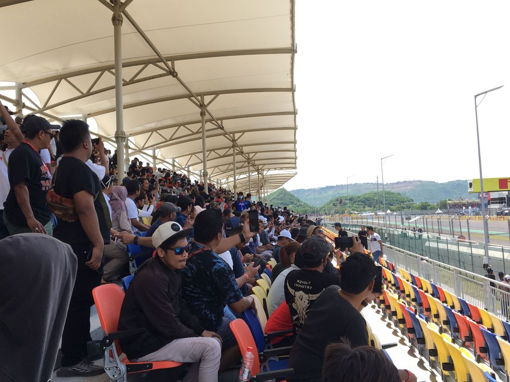 Suasana tribun Zona A depan garis start penonton WSBK Mandalika sesak karena penonton pada hari ketiga, Minggu (13/11/2022).