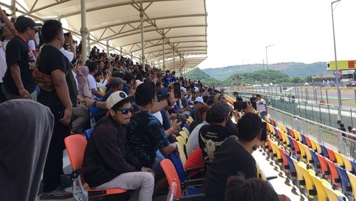 Suasana tribun Zona A depan garis start penonton WSBK Mandalika sesak karena penonton pada hari ketiga, Minggu (13/11/2022).