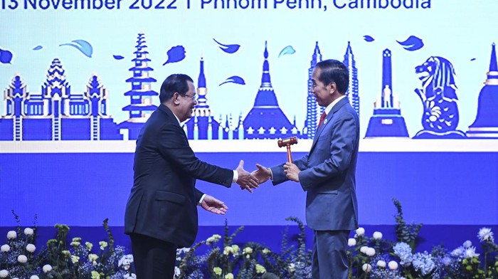 PENUTUPAN KTT ASEAN 2022 Presiden Joko Widodo (kedua kiri) menerima ucapan selamat saat dari Perdana Menteri Kanada Justin Trudeau (kanan), PM Thailand Prayut Chan-o-cha (kiri) dan Ketua Dewan Rakyat Malaysia Azhar Azizan Harun (kedua kanan) saat upacara penutupan Konferensi Tingkat Tinggi (KTT) ke-40 dan ke-41 ASEAN serta KTT terkait lainnya di Hotel Sokha, Phnom Penh, Kamboja, Minggu (13/11/2022). Upacara penutupan KTT ASEAN 2022 itu sekaligus penyerahan keketuaan ASEAN dari Kamboja ke Indonesia. ANTARA FOTO/Hafidz Mubarak A/foc.