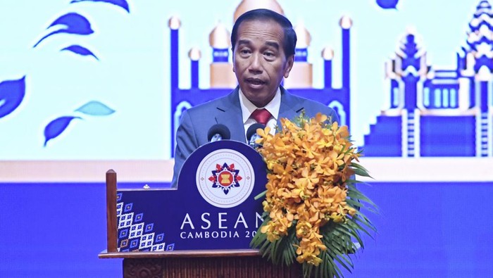 Presiden Joko Widodo (kedua kiri) menerima ucapan selamat saat dari Perdana Menteri Kanada Justin Trudeau (kanan), PM Thailand Prayut Chan-o-cha (kiri) dan Ketua Dewan Rakyat Malaysia Azhar Azizan Harun (kedua kanan) saat upacara penutupan Konferensi Tingkat Tinggi (KTT) ke-40 dan ke-41 ASEAN serta KTT terkait lainnya di Hotel Sokha, Phnom Penh, Kamboja, Minggu (13/11/2022). Upacara penutupan KTT ASEAN 2022 itu sekaligus  penyerahan keketuaan ASEAN dari Kamboja ke Indonesia. ANTARA FOTO/Hafidz Mubarak A/foc.