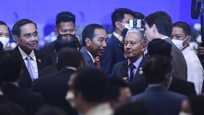 PENUTUPAN KTT ASEAN 2022 Presiden Joko Widodo (kedua kiri) menerima ucapan selamat saat dari Perdana Menteri Kanada Justin Trudeau (kanan), PM Thailand Prayut Chan-o-cha (kiri) dan Ketua Dewan Rakyat Malaysia Azhar Azizan Harun (kedua kanan) saat upacara penutupan Konferensi Tingkat Tinggi (KTT) ke-40 dan ke-41 ASEAN serta KTT terkait lainnya di Hotel Sokha, Phnom Penh, Kamboja, Minggu (13/11/2022). Upacara penutupan KTT ASEAN 2022 itu sekaligus penyerahan keketuaan ASEAN dari Kamboja ke Indonesia. ANTARA FOTO/Hafidz Mubarak A/foc.