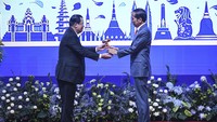 Penyerahan keketuaan itu dilakukan secara simbolis saat Presiden Joko Widodo (Jokowi) menerima palu dari Perdana Menteri Kamboja Hun Sen.