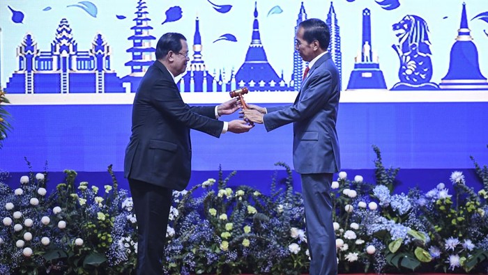 PENUTUPAN KTT ASEAN 2022 Presiden Joko Widodo (kedua kiri) menerima ucapan selamat saat dari Perdana Menteri Kanada Justin Trudeau (kanan), PM Thailand Prayut Chan-o-cha (kiri) dan Ketua Dewan Rakyat Malaysia Azhar Azizan Harun (kedua kanan) saat upacara penutupan Konferensi Tingkat Tinggi (KTT) ke-40 dan ke-41 ASEAN serta KTT terkait lainnya di Hotel Sokha, Phnom Penh, Kamboja, Minggu (13/11/2022). Upacara penutupan KTT ASEAN 2022 itu sekaligus penyerahan keketuaan ASEAN dari Kamboja ke Indonesia. ANTARA FOTO/Hafidz Mubarak A/foc.